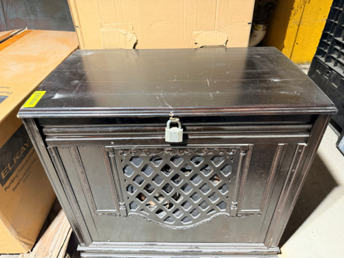 VINTAGE CONSOLE PHONOGRAPH/RECORD PLAYER HOUSED IN A DECORATIVE WOOD CABINET WITH HINGED TOP LID, FRONT ORNAMENTAL GRILLE, BUILT-IN SPEAKER, TURNTABLE PLATTER, TONEARM, AND ROTARY CONTROL.