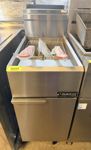 ( NEW ) DUKERS NATURAL GAS FLOOR FRYER WITH STAINLESS STEEL CABINET, SINGLE FRY POT, THREE-BURNER SYSTEM, TWO FRY BASKETS WITH RED COATED HANDLES, MANUAL TEMPERATURE CONTROLS, DRAIN VALVE, REAR FLUE ASSEMBLY, AND CASTERS.