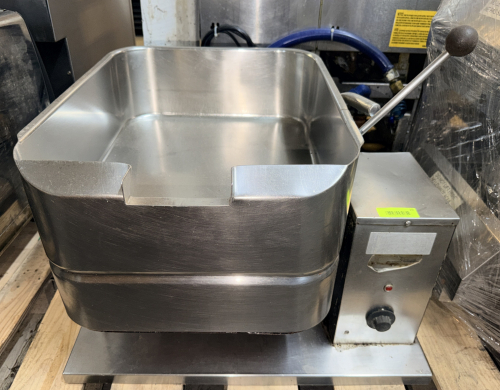 MARKET FORGE ELECTRIC TILTING BRAISING PAN / TILT SKILLET WITH STAINLESS STEEL COOKING PAN, MANUAL TILT LEVER, THERMOSTATIC TEMPERATURE CONTROL, INDICATOR LIGHT, AND STAINLESS STEEL BASE.