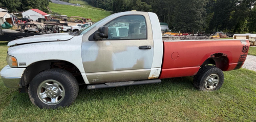 (1) 2005 DODGE RAM REGULAR-CAB LONG-BED PICKUP EQUIPPED WITH A 5.7L HEMI MAGNUM V8, AUTOMATIC TRANSMISSION, DUAL TOW MIRRORS, RUNNING BOARDS, ROOF-MOUNTED WARNING LIGHT, AND HEAVY-DUTY WHEELS. TRUCK OFFERS A DESIRABLE V8 POWERTRAIN AND WORK-READY LONG-BED