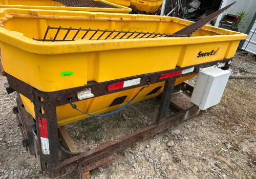 (1) SNOW EX V MAXX POLYMER HOPPER SALT SPREADER