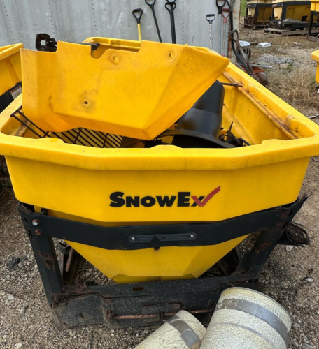 (1) SNOW EX V MAXX POLYMER HOPPER SALT SPREADER