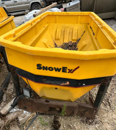 (1) SNOW EX V MAXX POLYMER HOPPER SALT SPREADER