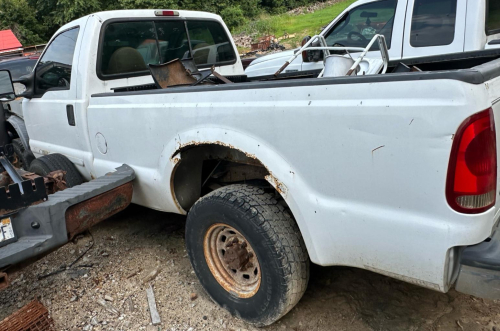 (1) WHITE FORD F250 4X4