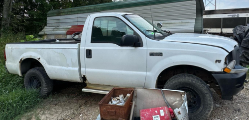 (1) WHITE FORD F250 4X4