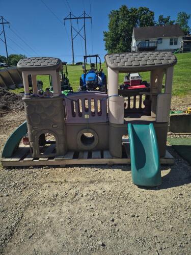 (1) ASSORTED LOT OF PLAYGROUND EQUIPMENT