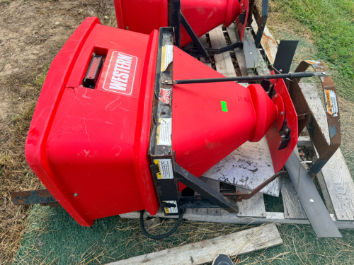 WESTERN TAILGATE SNOW SPREADER WITH POLY HOPPER, SPINNER ASSEMBLY. UNIT SHOWS COSMETIC WEAR, SURFACE RUST ON THE STEEL FRAME, AND A CRACK IN THE POLY HOPPER.