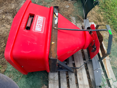 WESTERN TAILGATE SNOW SPREADER WITH POLY HWESTERN TAILGATE SNOW SPREADER WITH POLY HOPPER, SPINNER ASSEMBLY. UNIT SHOWS COSMETIC WEAR, SURFACE RUST ON THE STEEL FRAME, AND A CRACK IN THE POLY HOPPER.OPPER, SPINNER ASSEMBLY. UNIT SHOWS COSMETIC WEAR, SURFA
