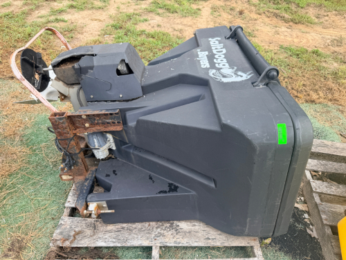 BUYERS SALTDOGG POLY HOPPER TAILGATE SALT SPREADER. ELECTRIC DRIVE. INCLUDES MOUNTING FRAME, SPINNER ASSEMBLY, AND WIRING PIGTAIL. OPERATING CONDITION UNKNOWN.