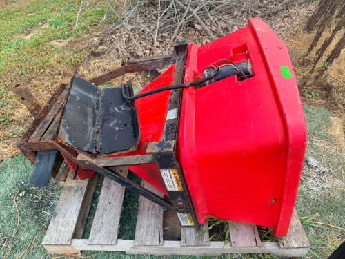 POLY TAILGATE SPREADER, HITCH MOUNTED, ELECTRIC DRIVE