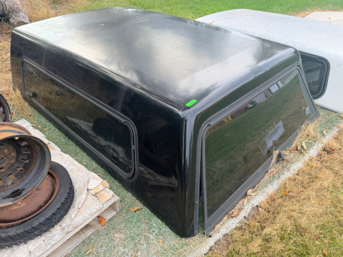TRUCK BED FIBERGLASS CAMPER SHELL / TOPPER. (BLACK)