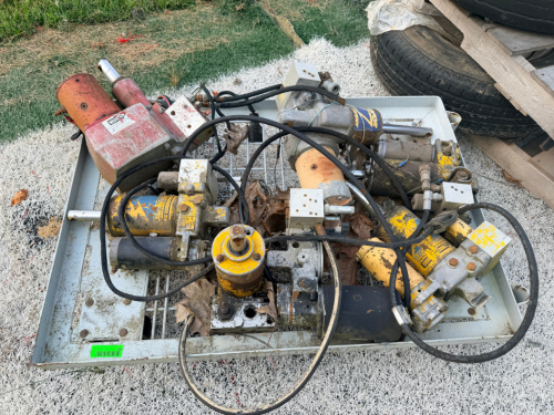 (1) LOT OF ASSORTED SNOW PLOW ACTUATORS AND LIFT CYLINDERS.