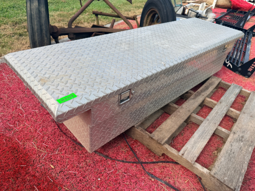 ALUMINUM DIAMOND PLATE TRUCK TOOLBOX WITH SINGLE LID.