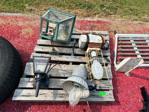 PALLET OF ASSORTED LIGHT FIXTURES.