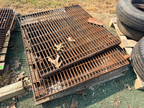 LOT OF HEAVY-DUTY STEEL BAR GRATING PANELS.