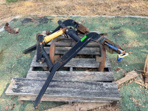3-POINT QUICK HITCH ADAPTER. SOLD AS ONE UNIT.
