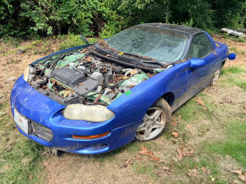 1998 CHEVROLET CAMARO COUPE. VEHICLE HAS BEEN STORED OUTDOORS AND IS BEING SOLD IN NON-RUNNING CONDITION. HOOD IS MISSING. ENGINE APPEARS INCOMPLETE. INTERIOR IS PRESENT BUT DIRTY WITH SIGNS OF LONG-TERM STORAGE. BODY SHOWS COSMETIC WEAR, WEATHERING, AND 