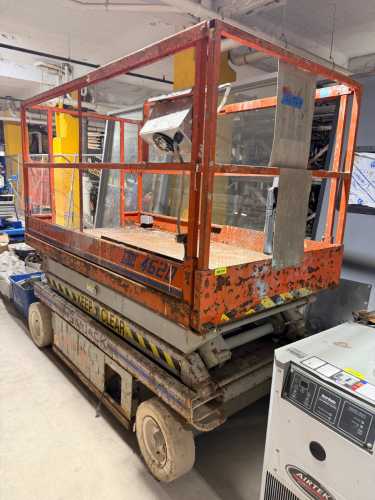 SKYJACK / SJIII 4620 ELECTRIC SCISSOR LIFT WITH STEEL PLATFORM, EXTENSION DECK, PLATFORM GUARDRAILS, PLATFORM AND GROUND CONTROLS, HYDRAULIC LIFT SYSTEM, SOLID NON-MARKING TIRES, AND ONBOARD BATTERY-POWERED DRIVE SYSTEM