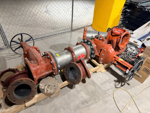 LARGE LOT OF INDUSTRIAL FIRE PROTECTION / SPRINKLER SYSTEM COMPONENTS INCLUDING MULTIPLE OS&Y GATE VALVES, BUTTERFLY VALVES, CHECK/ALARM VALVE ASSEMBLIES, FLANGED PIPE SECTIONS, GROOVED COUPLINGS, ELBOWS, TEES, CAPS, THREADED PIPE NIPPLES, HANGERS, CLAMPS