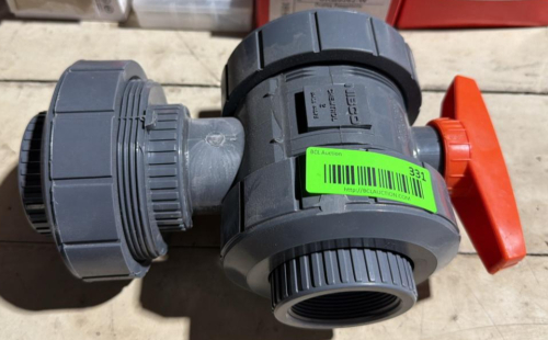 (1) GRAY PVC TRUE UNION BALL VALVE WITH RED HANDLE &ndash; THREADED INDUSTRIAL PLUMBING VALVE