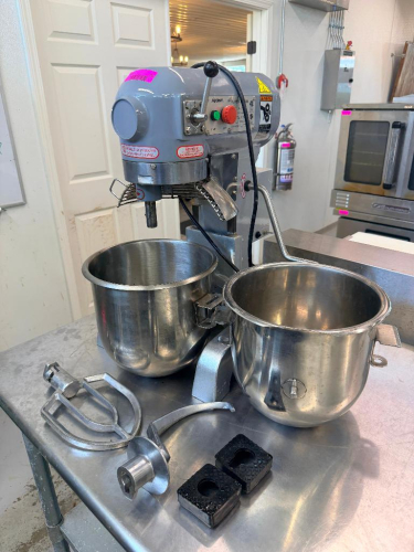 ADCRAFT 10-QUART PLANETARY MIXER WITH STAINLESS STEEL MIXING BOWLS, BOWL GUARD, MANUAL BOWL LIFT, START/STOP CONTROLS, AND MIXING ATTACHMENTS.