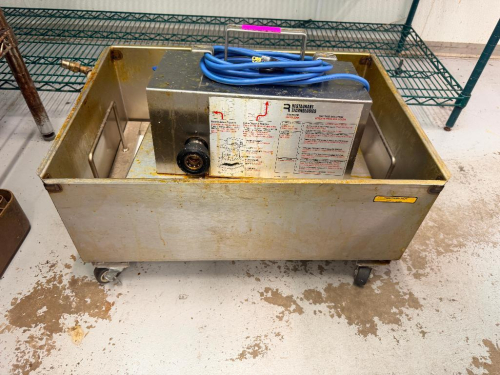PORTABLE COMMERCIAL FRYER OIL FILTRATION SYSTEM WITH STAINLESS STEEL FILTER PAN, INTEGRATED PUMP ASSEMBLY, FILTER BOX, CRUMB CATCHER, FILTER SCREEN, DISCHARGE/RECIRCULATION HOSE, AND CASTERS.