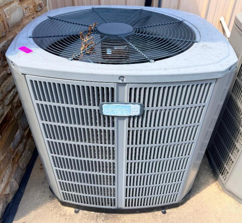 COMMERCIAL OUTDOOR AIR CONDITIONING CONDENSING UNIT WITH TOP-MOUNTED FAN, PROTECTIVE COIL CABINET, AND SINGLE COMPRESSOR SYSTEM.