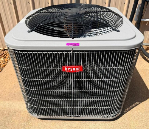 COMMERCIAL OUTDOOR AIR CONDITIONING CONDENSING UNIT WITH TOP-MOUNTED FAN, PROTECTIVE COIL GUARD, AND SINGLE COMPRESSOR SYSTEM.