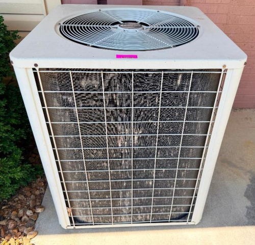COMMERCIAL OUTDOOR AIR CONDITIONING CONDENSING UNIT WITH TOP-MOUNTED FAN, PROTECTIVE COIL GUARD, AND SINGLE COMPRESSOR SYSTEM.