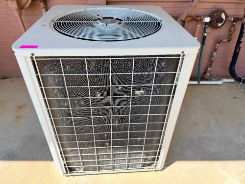 COMMERCIAL OUTDOOR AIR CONDITIONING CONDENSING UNIT WITH TOP-MOUNTED FAN, PROTECTIVE COIL GUARD, AND SINGLE COMPRESSOR SYSTEM.