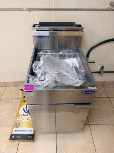 (NEW) ATOSA FLOOR-MODEL GAS DEEP FRYER WITH STAINLESS STEEL CABINET, TWIN FRY BASKETS, DRAIN VALVE, FIVE-BURNER HEAT EXCHANGER SYSTEM, AND INTEGRAL FLUE