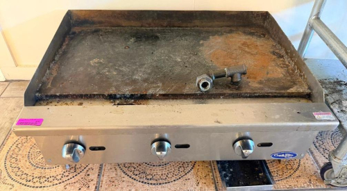 COOKRITE 36" COUNTERTOP PROPANE GRIDDLE WITH HEAVY-DUTY STEEL GRIDDLE PLATE, STAINLESS STEEL BODY, THREE INDEPENDENT BURNER CONTROLS, REAR AND SIDE SPLASH GUARDS, AND REMOVABLE FRONT GREASE COLLECTION PAN.