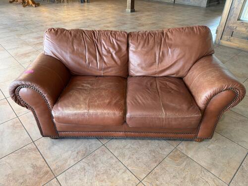 (1) BROWN LEATHER 2-SEAT LOVESEAT