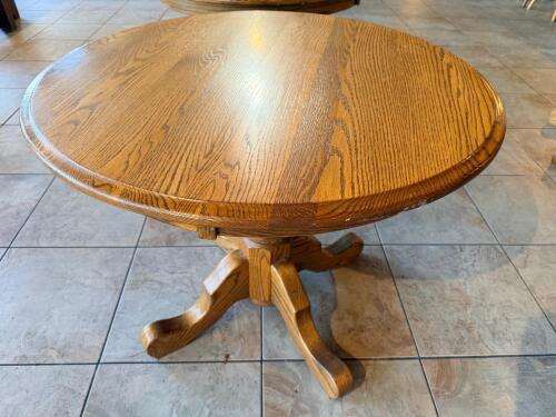 (1) ROUND OAK PEDESTAL DINING TABLE