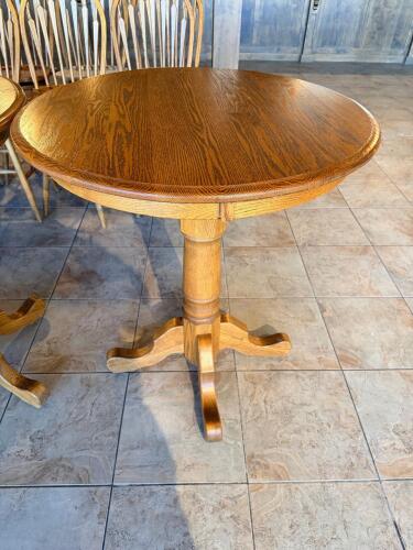 (1) ROUND OAK PEDESTAL DINING TABLE
