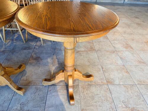 (1) ROUND OAK PEDESTAL DINING TABLE