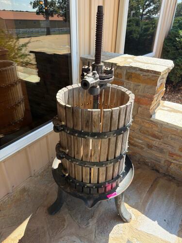(1) ANTIQUE WOODEN FRUIT / WINE PRESS