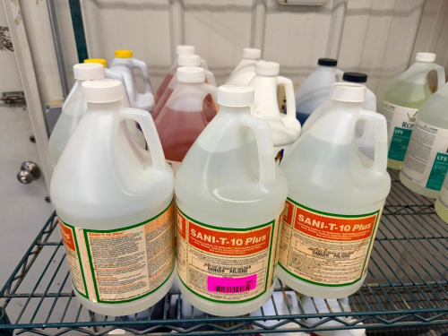 (1) LOT OF ASSORTED CLEANING SUPPLIES
