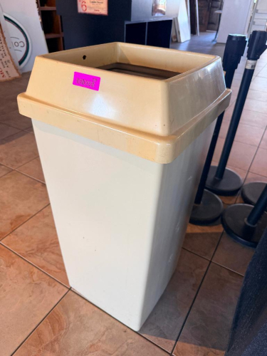 (1) PLASTIC TRASH CAN