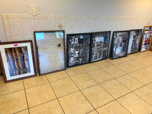 (1) LOT OF ASSORTED PICTURES AND FRAMES