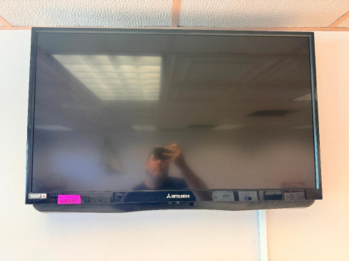 40" MITSUBISHI TV W/ WALL MOUNT.
