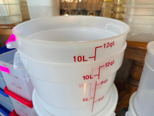 (5) 12 QT PLASTIC CONTAINERS. W/ ONLY (3) LIDS.