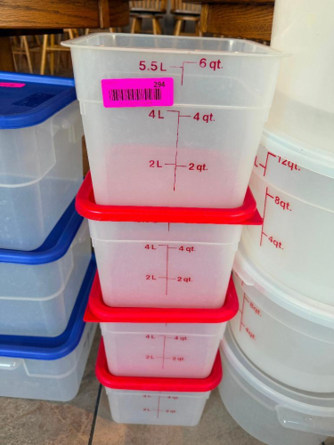 (4) 6 QT PLASTIC CONTAINERS W/ ONLY 3 LIDS