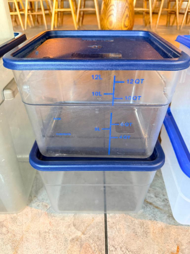 (2) 12 QT PLASTIC CONTAINERS W/ LIDS.