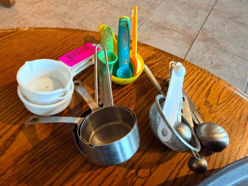 (1) LOT OF ASSORTED MEASURING CUPS.