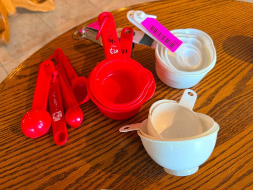 (1) LOT OF ASSORTED MEASURING CUPS.
