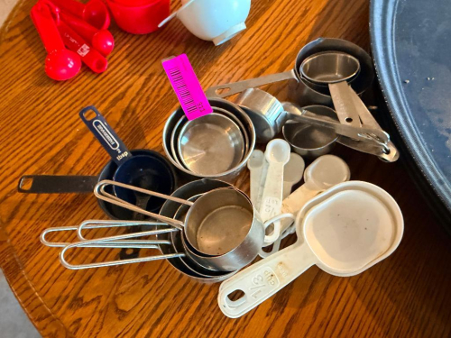(1) LOT OF ASSORTED MEASURING CUPS.