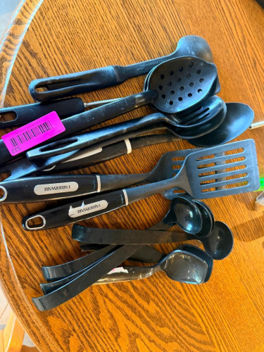 (1) LOT OF ASSORTED PLASTIC UTENSILS