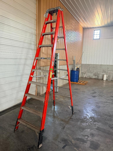 WERNER 10' FIBERGLASS LADDER.