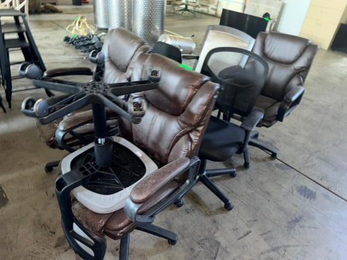 LOT OF ASSORTED OFFICE CHAIRS INCLUDING BROWN PADDED EXECUTIVE OFFICE CHAIRS AND BLACK MESH-BACK TASK CHAIRS. CHAIRS FEATURE ROLLING FIVE-STAR BASES, ARMRESTS, AND ADJUSTABLE SEATING COMPONENTS.